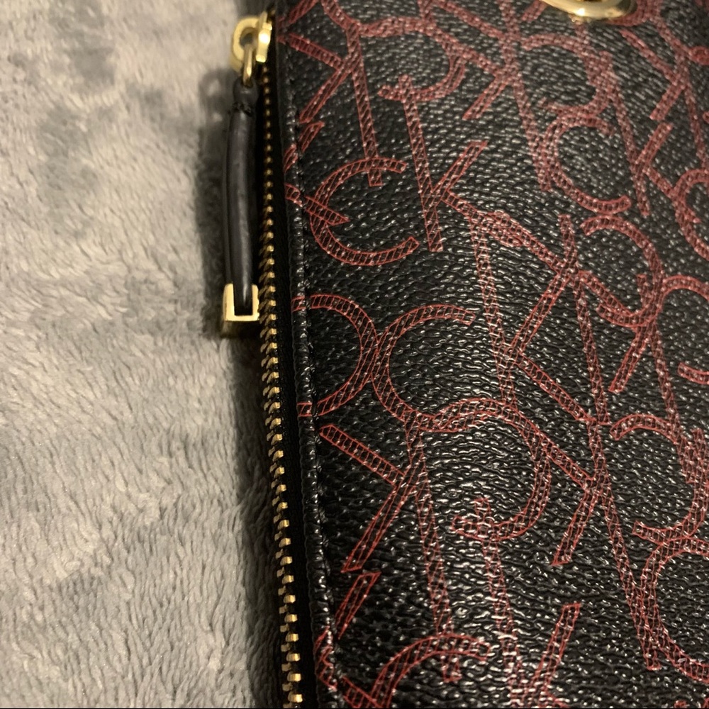 Calvin Klein Gold Chain Shoulder Bag With A Red Monogram Logo And Zipper - Picture 10 of 10